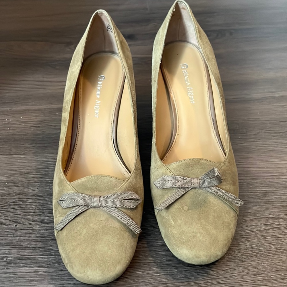 Etienne Aigner does. Size 9. Super nice dress shoes.